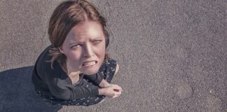 Na czym polega błąd paralaksy?