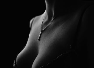 Jak wykończyć dekolt w bluzce?