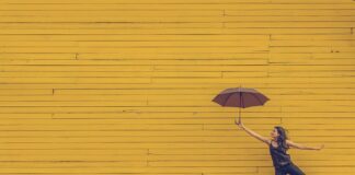 Jak usunąć żółte plamy po Odplamiaczu?